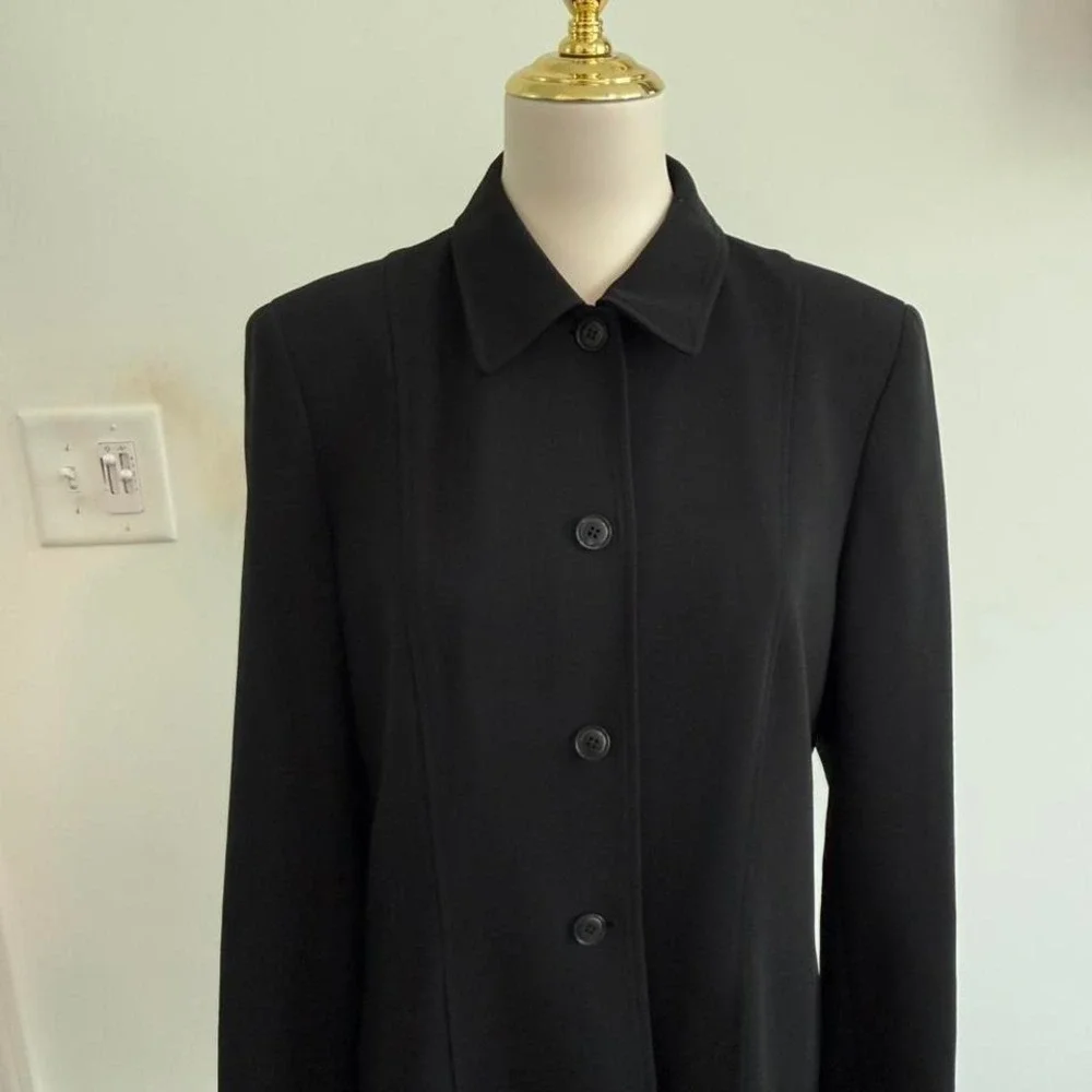 Jones New York black coat‎ with button front and collar. Size: 10